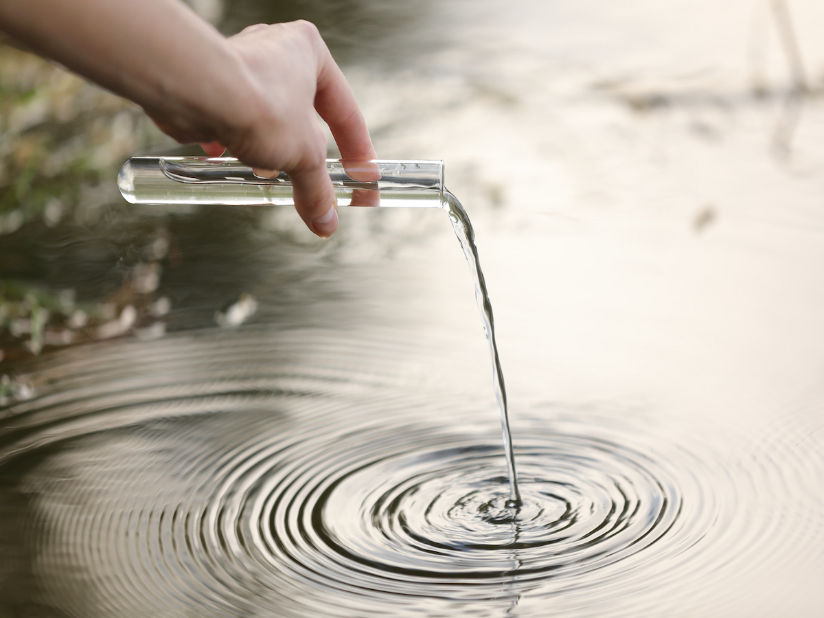 Bollire l'acqua per ridurre le microplastiche: lo studio
