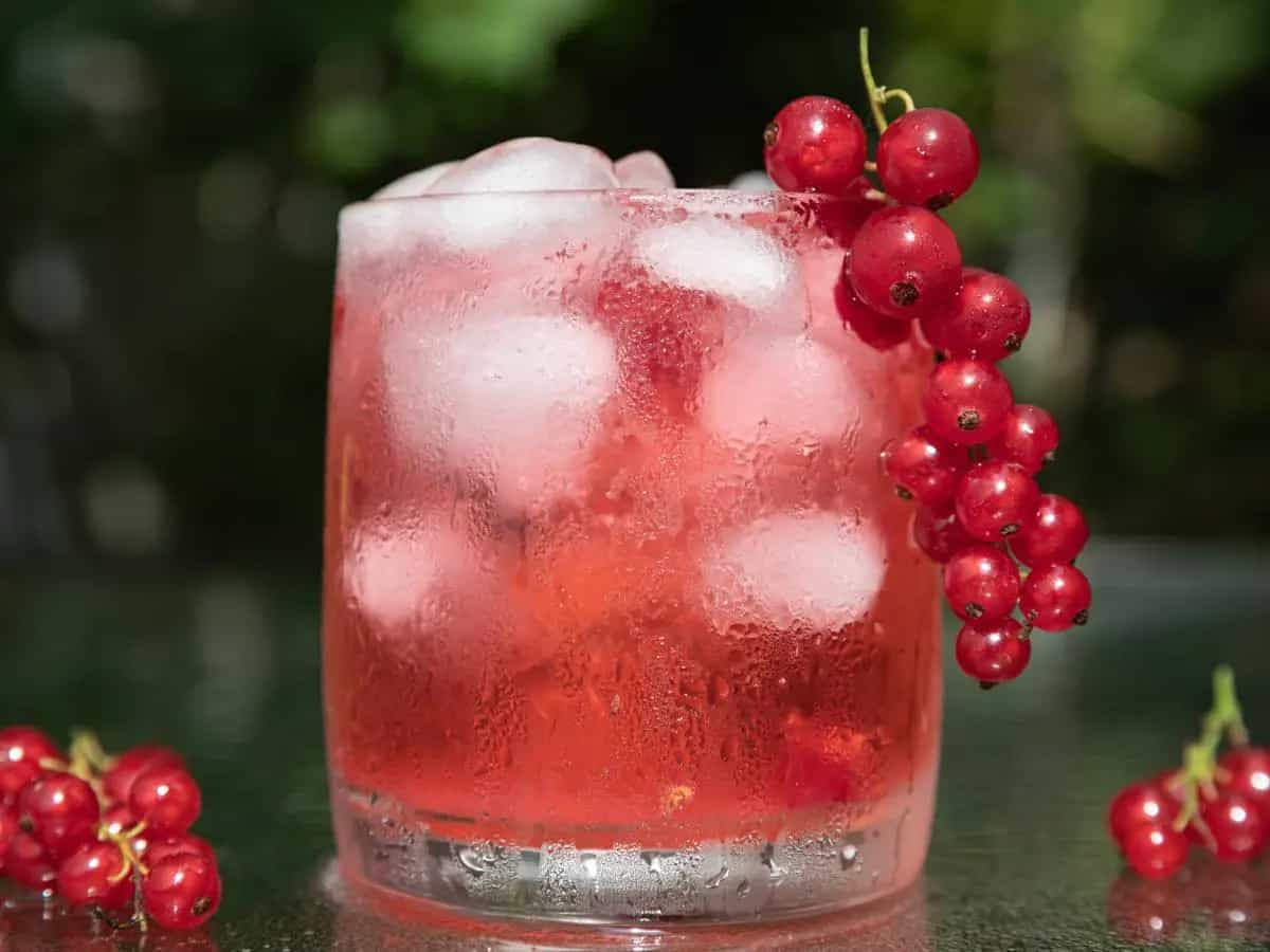 Bere bibite ghiacciate in estate: ecco i rischi