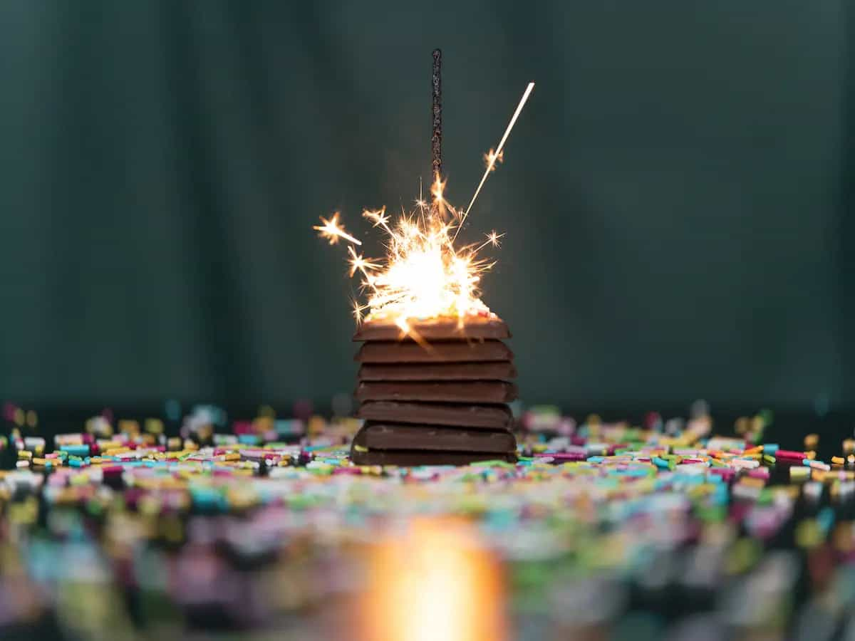 Niente candeline, meglio dare fuoco alle torte