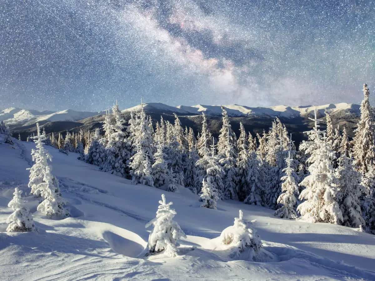 “Il cielo è basso”, la bellissima poesia di Emily Dickinson