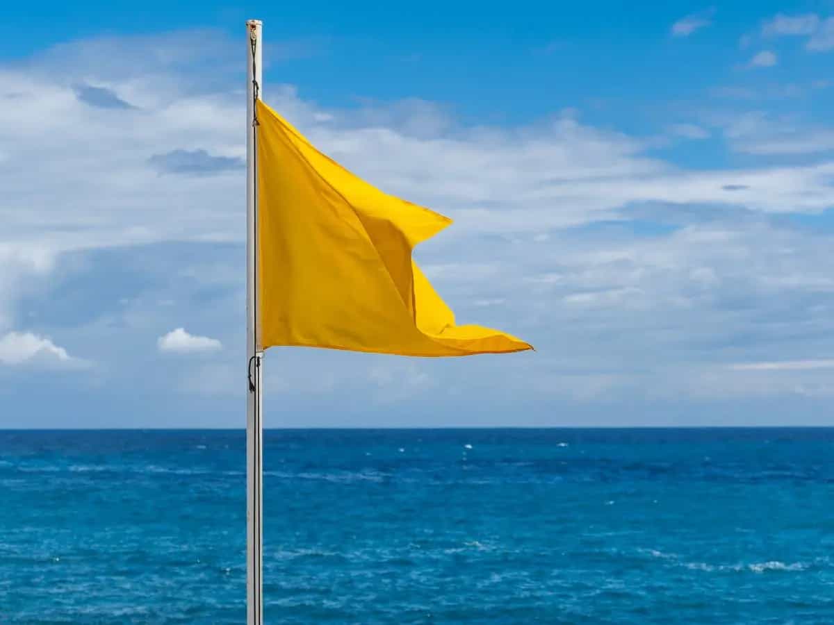 Colori delle bandiere in spiaggia, cosa ci dicono sul mare