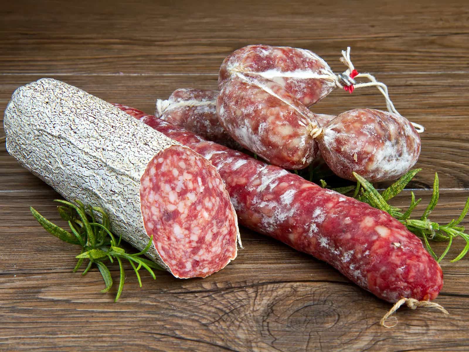 Salame: l'arte e i tranelli degli insaccati