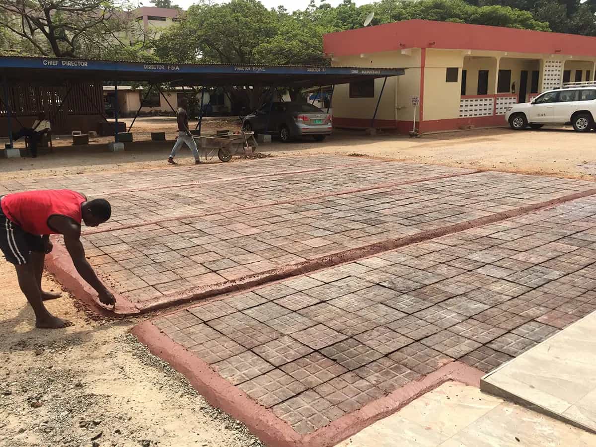 Plastica riciclata per costruire le strade del Ghana