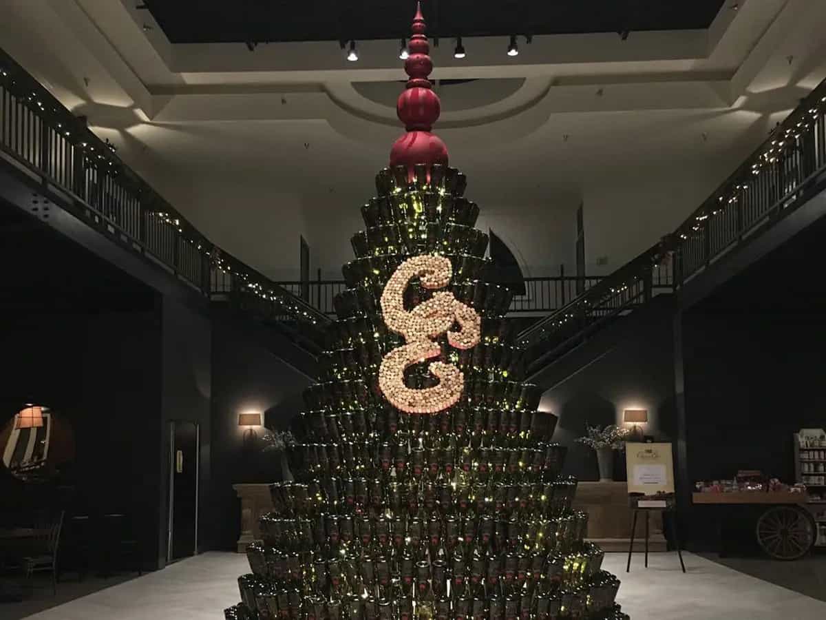 L'albero di Natale ecologico con le bottiglie di vino usate