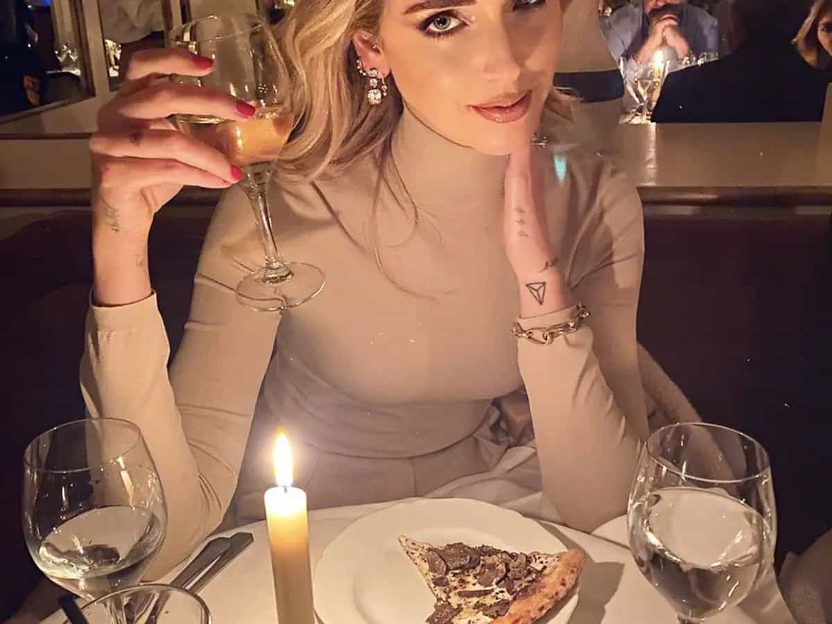 Chiara Ferragni e la pizza al tartufo che fa (inutilmente) discutere