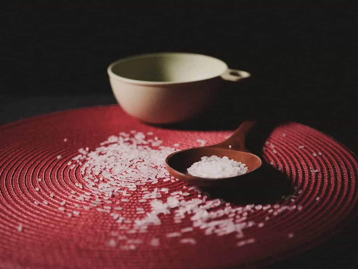 Acqua di riso, cos'è e come utilizzarla su capelli e viso