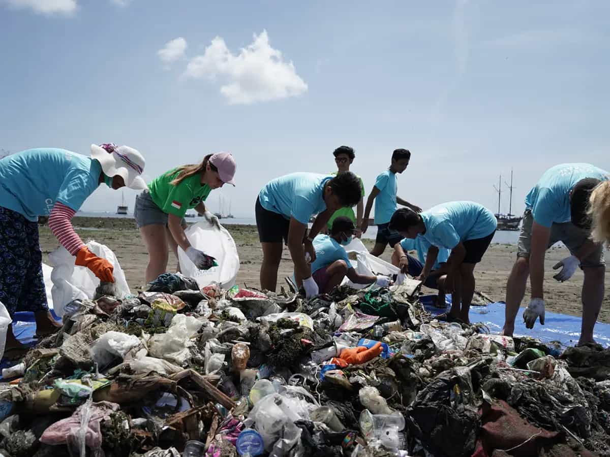Indonesia plastica internet studenti