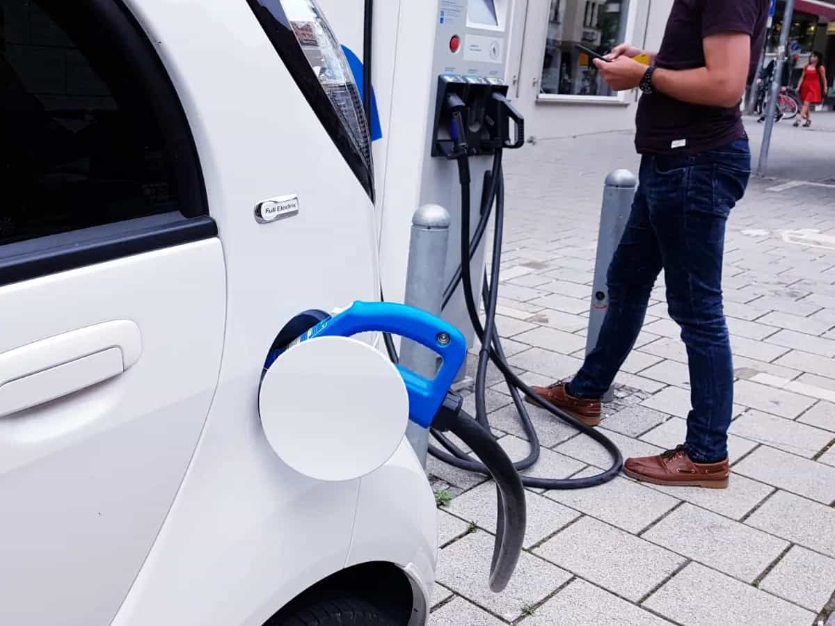 Un'azienda israeliana ha sviluppato la prima batteria per auto elettriche che si ricarica in 5 minuti