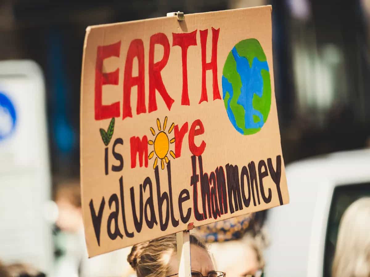 Capire se un'azienda si sta impegnando veramente a ridurre il suo impatto sul clima oppure sta facendo greenwashing non è semplice, ma ci sono alcuni elementi da valutare per comprendere meglio le sue azioni