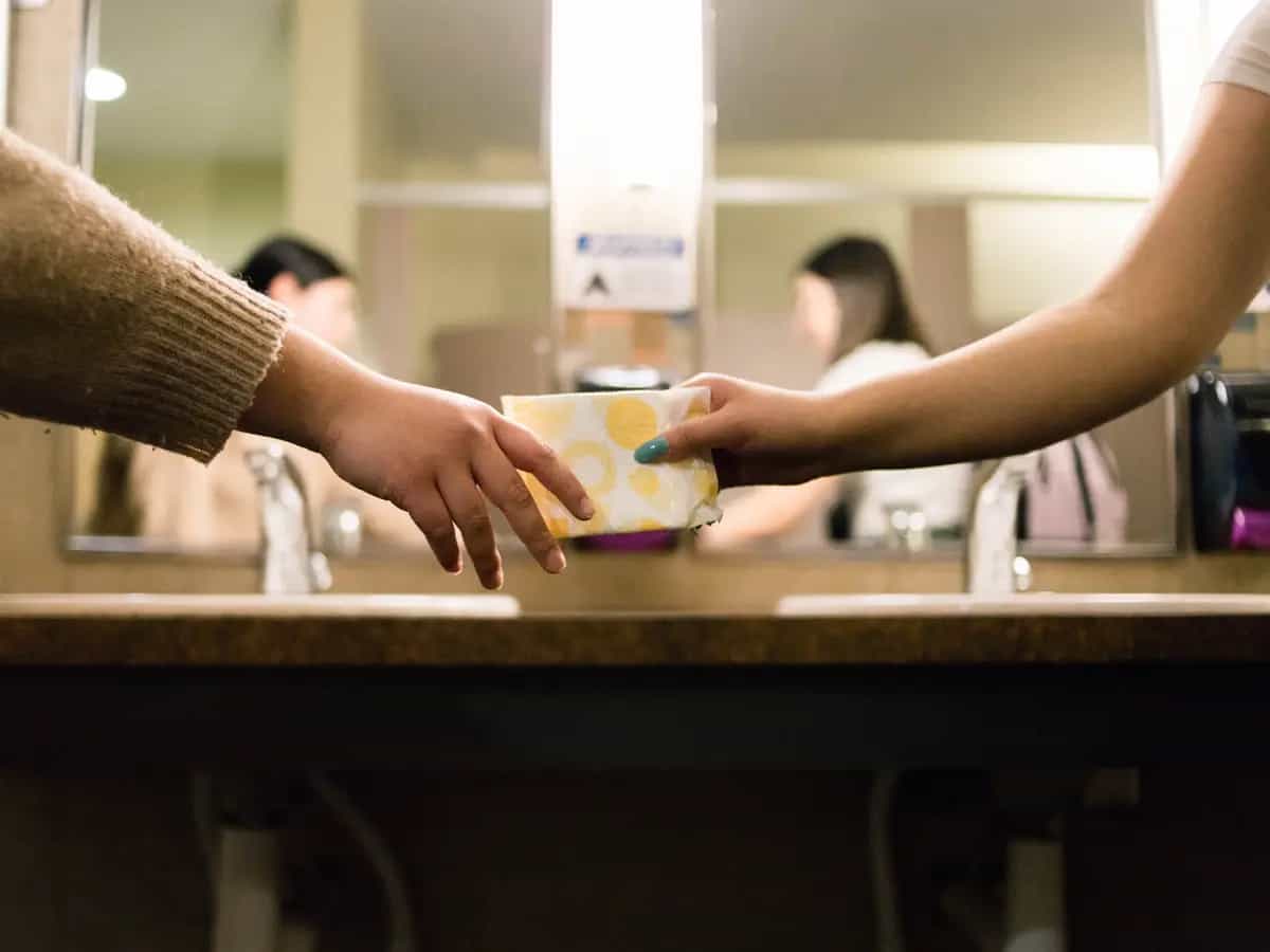 Gli assorbenti compostabili sono acquistabili in alcuni negozi e online, ma il loro smaltimento nella frazione umida non sempre è ammesso