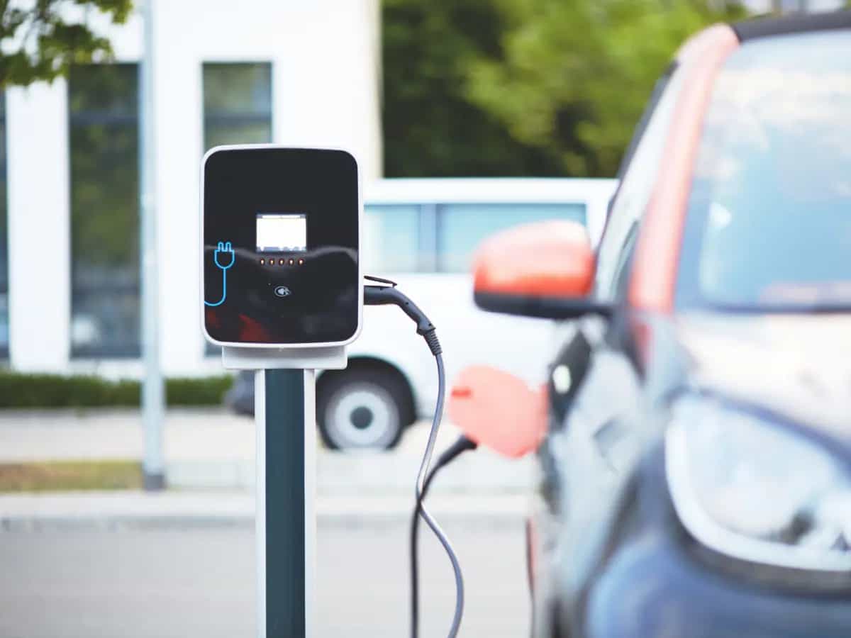 Per capire quanto si spenderebbe per un "pieno" a un'auto elettrica, bisogna tenere in considerazione la modalità di ricarica e la capacità della batteria del mezzo