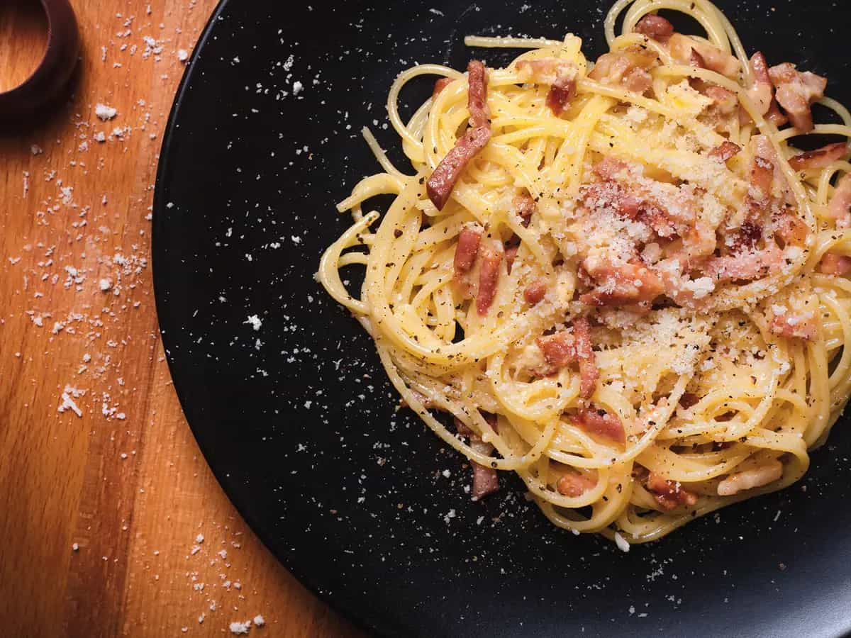 Quello del tipo di pasta è uno dei numerosi dubbi che assilla chi si approccia per la prima volta a questo grande classico. I puristi della ricetta ne ammettono almeno tre formati.