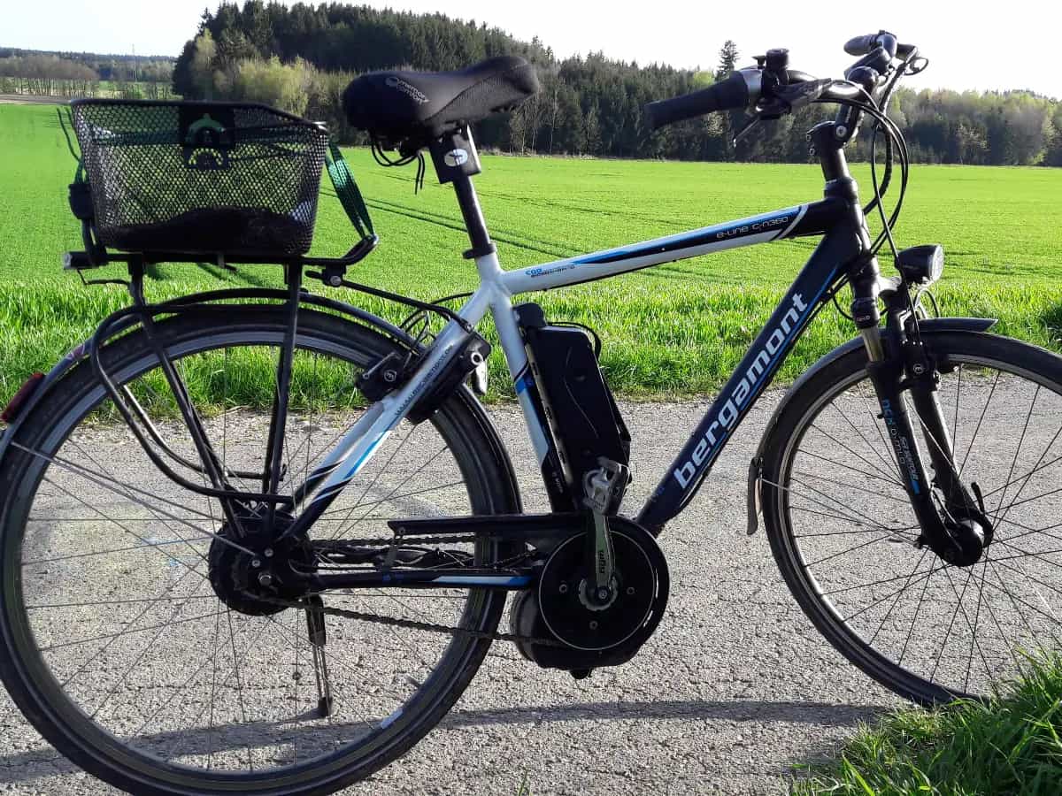 Sul peso totale di una bici elettrica incidono elementi come il materiale e la robustezza del telaio, la larghezza delle ruote e il tipo di motore e batteria