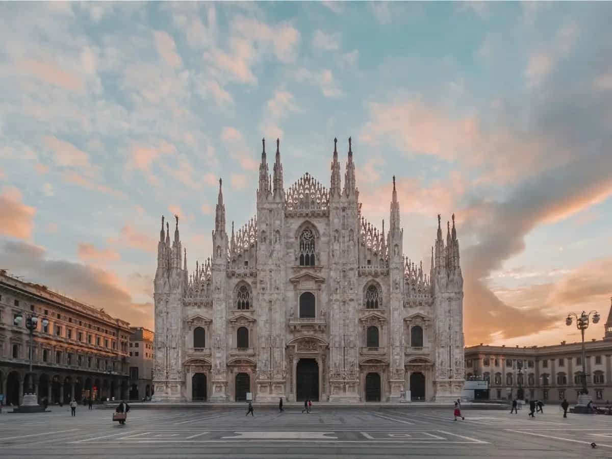 Il Consiglio comunale di Milano ha approvato il Piano Aria e Clima, un documento che servirà a guidare le azioni contro crisi climatica e inquinamento.