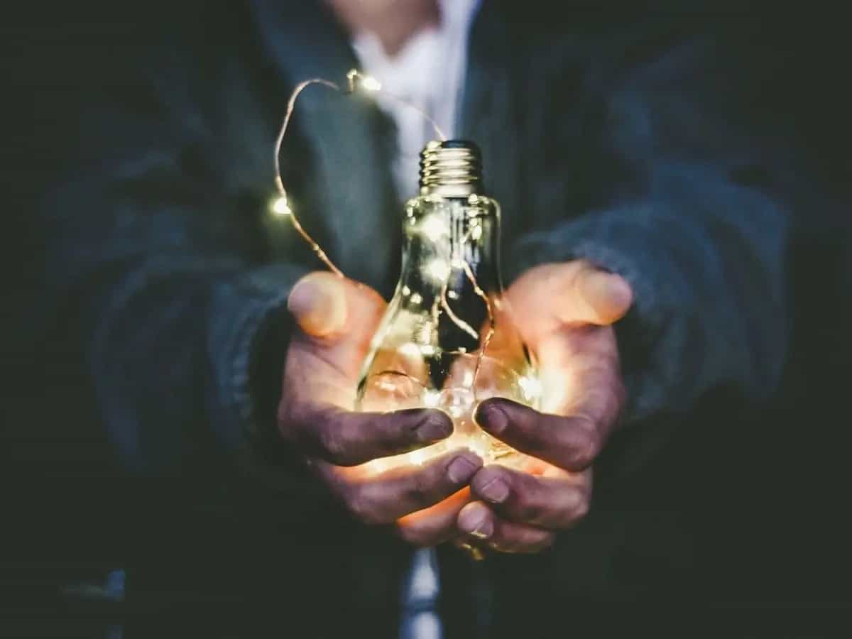 Per molti utenti, i prezzi dell’elettricità non sono uguali in tutte le fasce orarie del giorno e concentrando i consumi in precisi orari è possibile risparmiare