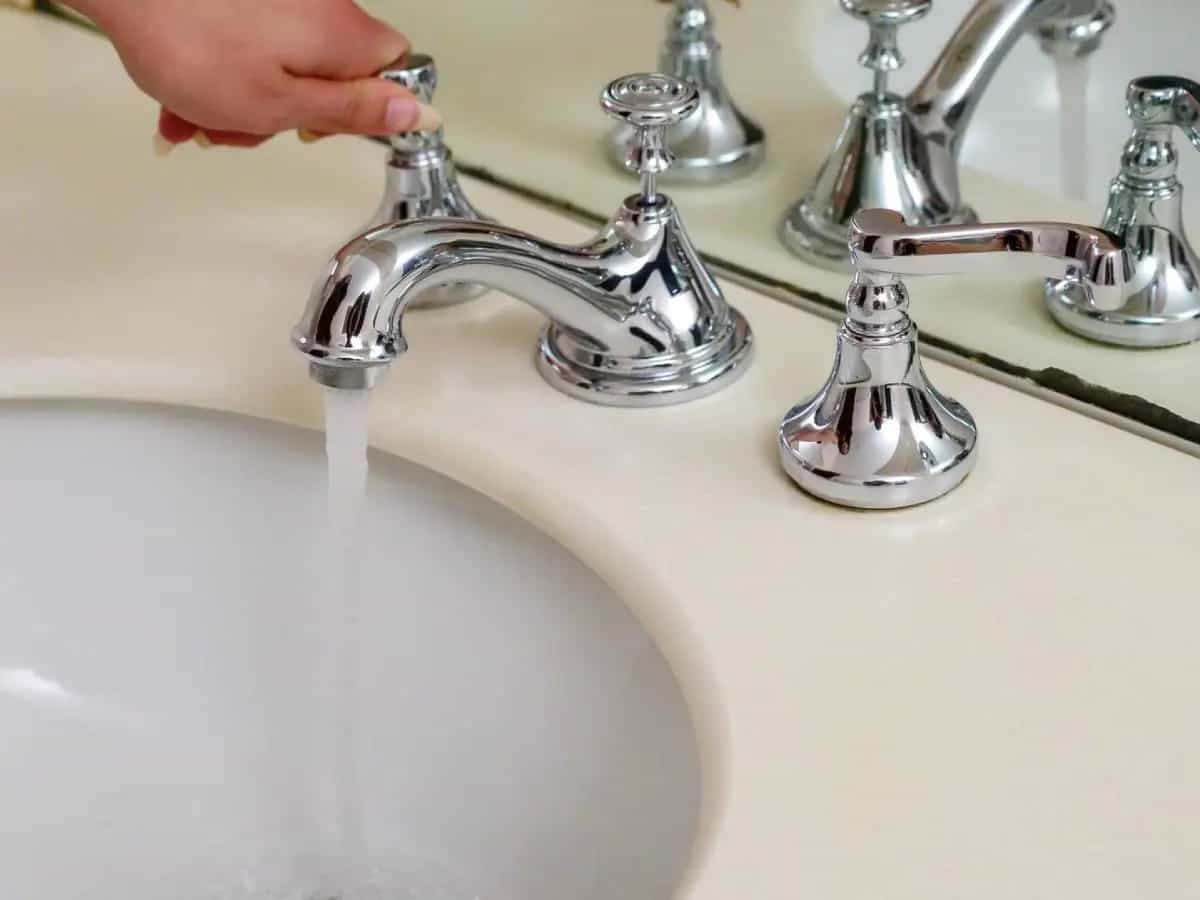 sprecare acqua