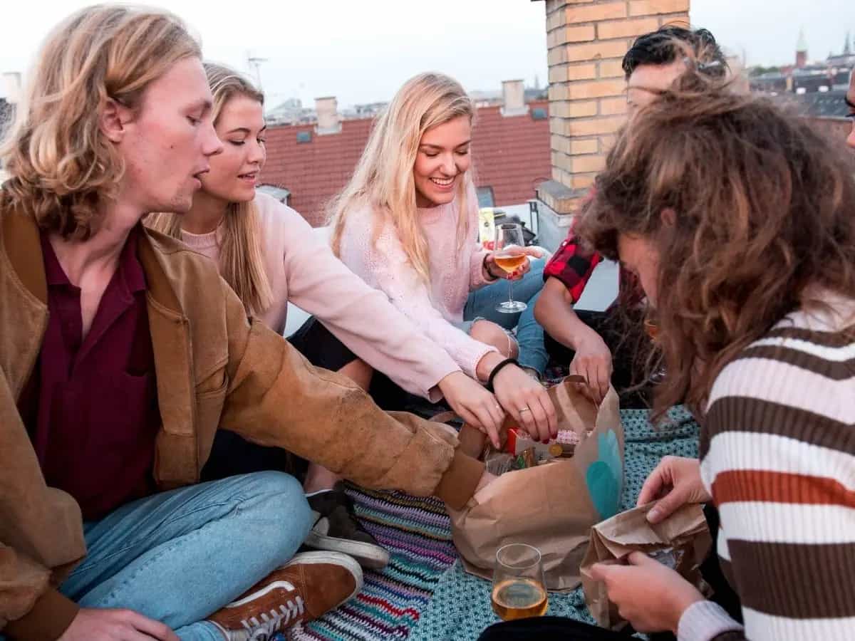 Secondo un sondaggio, i ragazzi italiani comprendono l’impatto sull’ambiente dello spreco, ma vogliono più informazioni per limitarlo, anche dalla scuola