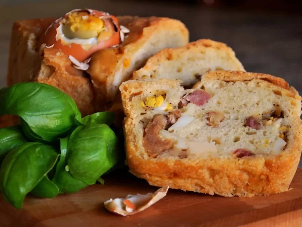 Il casatiello è un piatto tipico di Pasqua nella città partenopea. È un rustico salato cotto al forno e farcito con formaggio, salame e uova