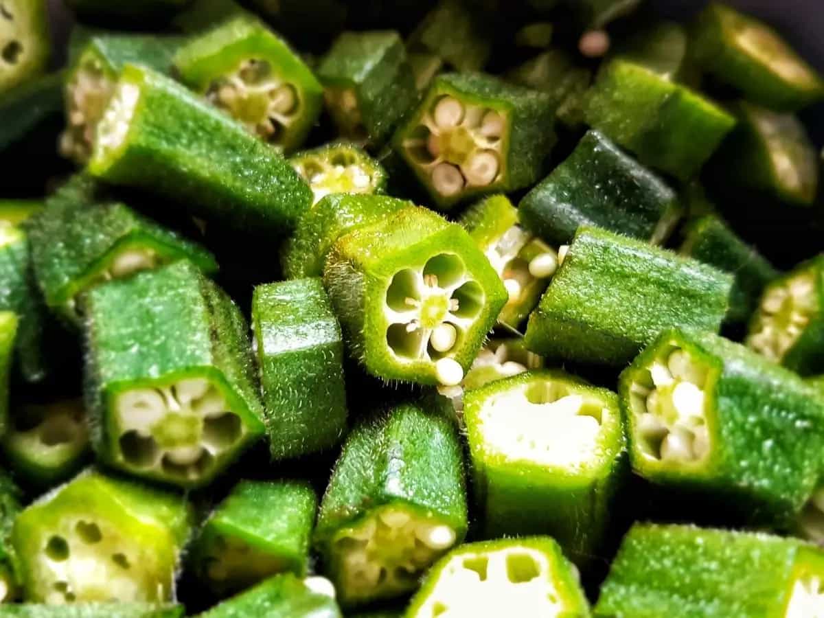 Alcuni ricercatori hanno sperimentato estratti di okra e di altre piante come il tamarindo per ripulire le acque reflue