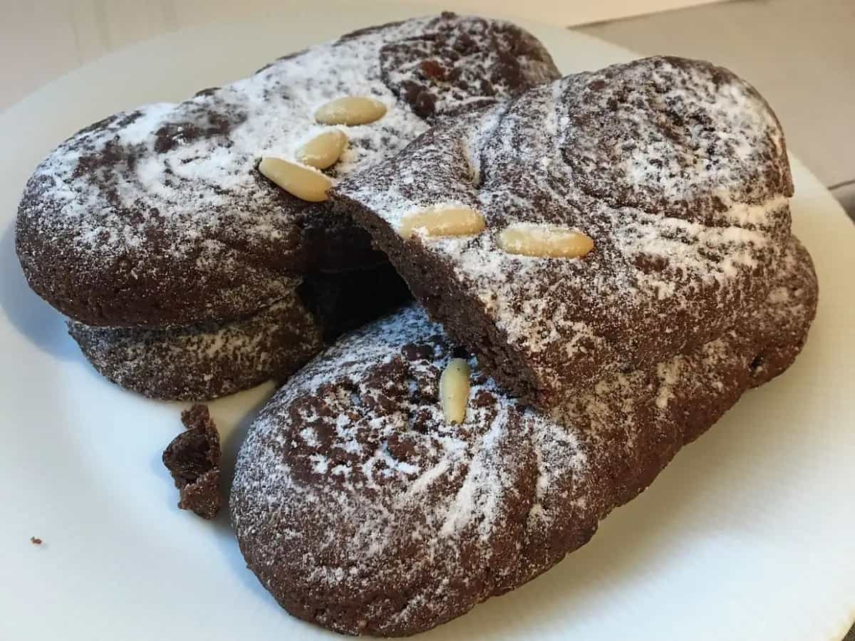 Pan dei morti, l’origine del dolce lombardo preparato per ricordare i defunti