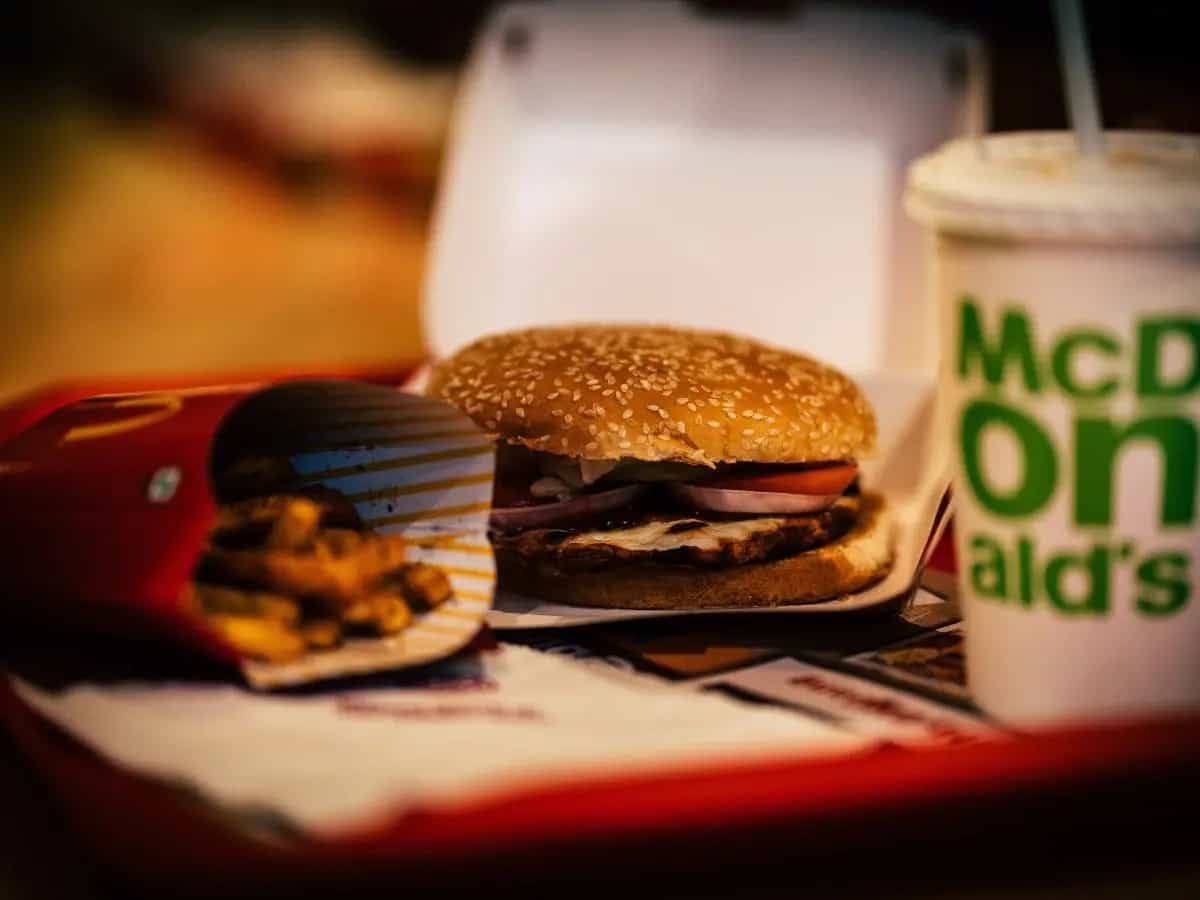 Francia: stop a piatti, bicchieri e stoviglie usa e getta nei fast food