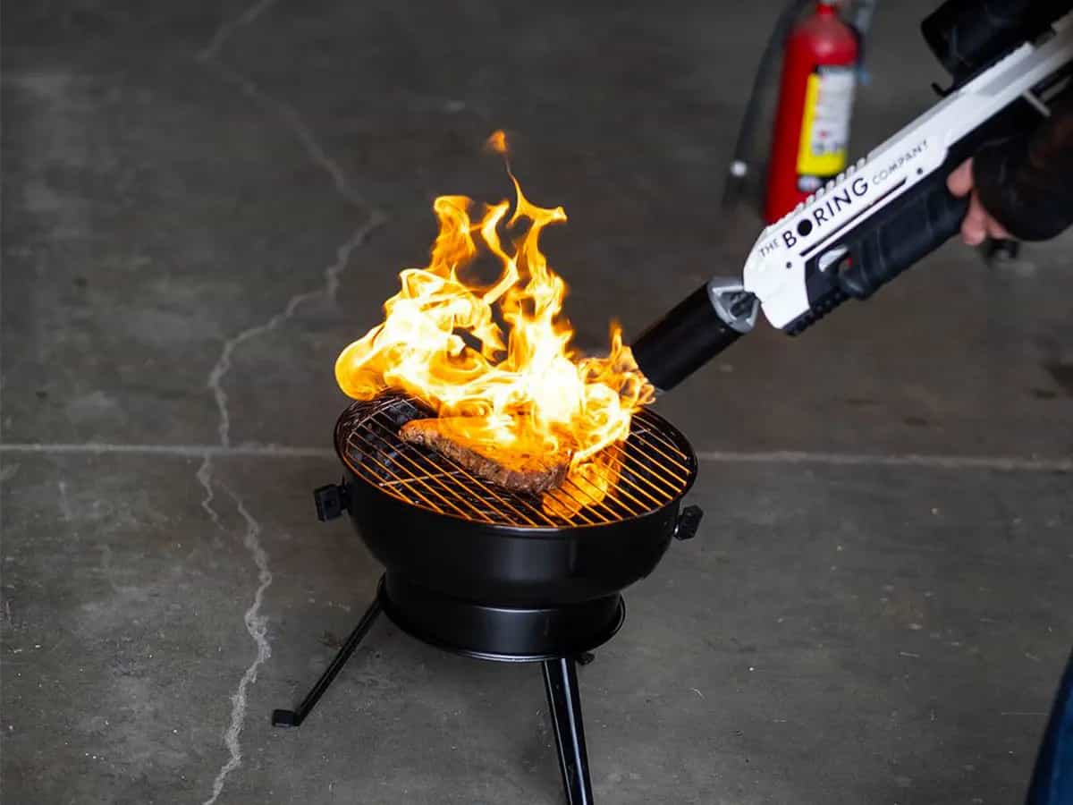 Cocinar con el lanzallamas de Elon Musk filete