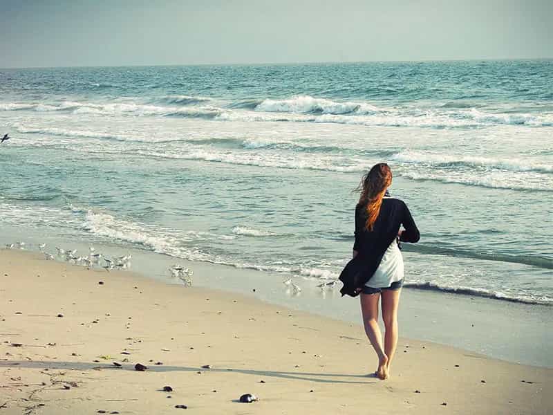 beneficios caminar playa