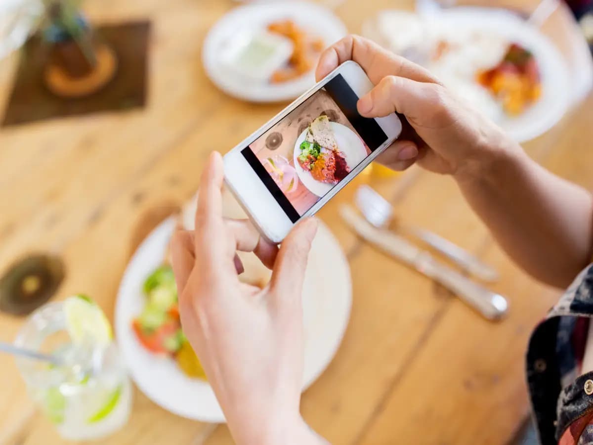 Cos’è il Girl dinner e quali sono i pericoli del trend TikTok