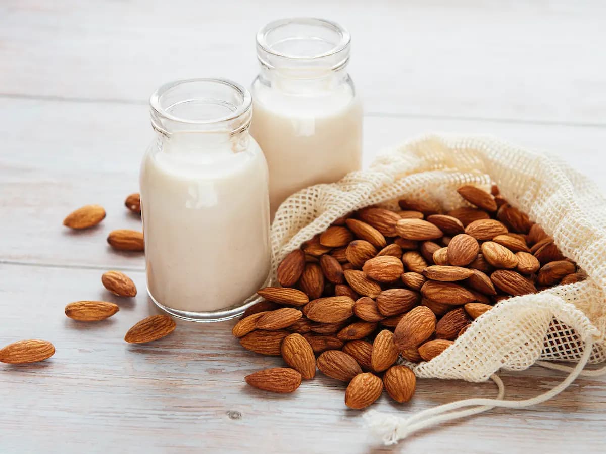 Latte di mandorla fatto in casa, la ricetta