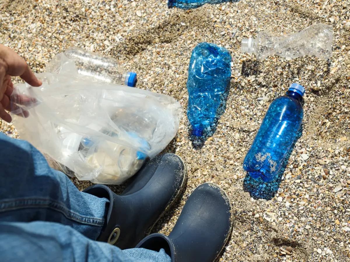Spiagge italiane, ogni 100 metri ci sono 892 rifiuti