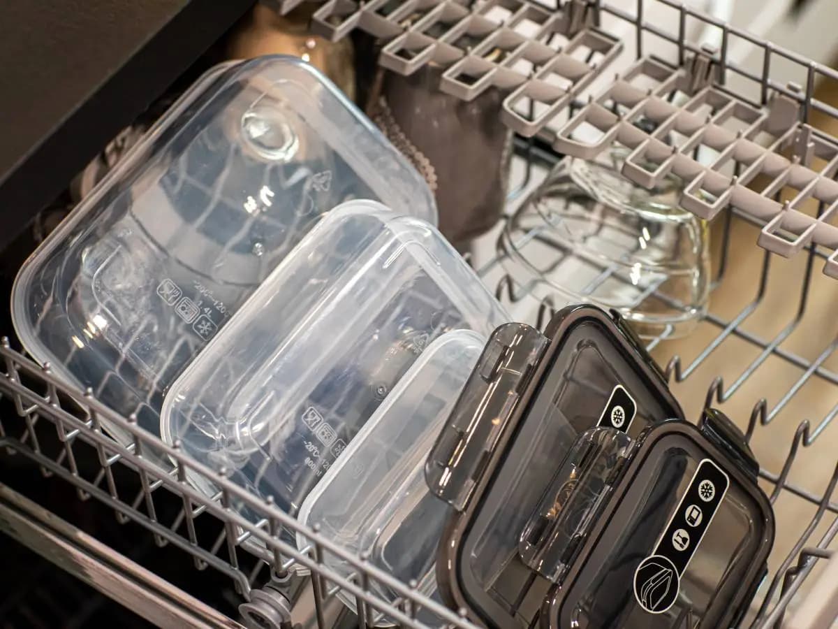 Contenitori di plastica in lavastoviglie, problemi per ambiente e salute