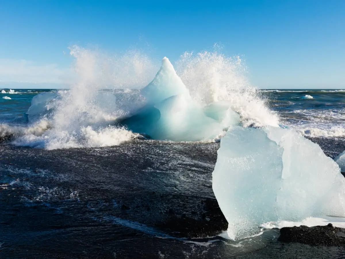 Acque oceaniche, così cambiano colore per lo scioglimento dei ghiacci