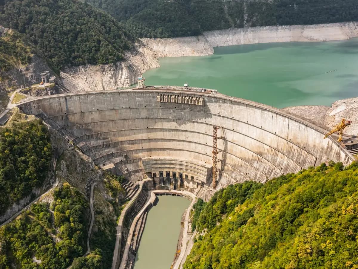 Dighe, cambiando la distribuzione dell’acqua hanno spostato i Poli