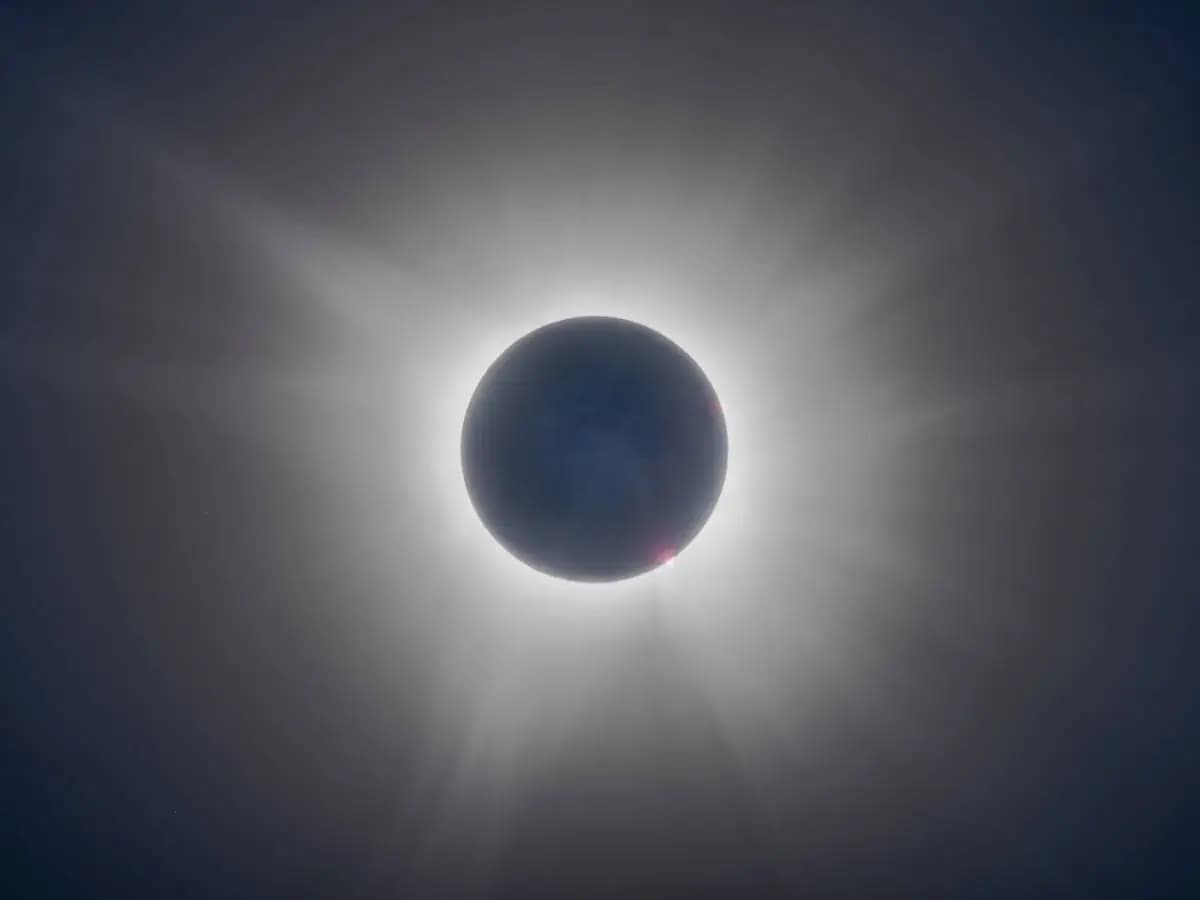 Eclissi solare 12 agosto 2026, come guardarla senza rischi