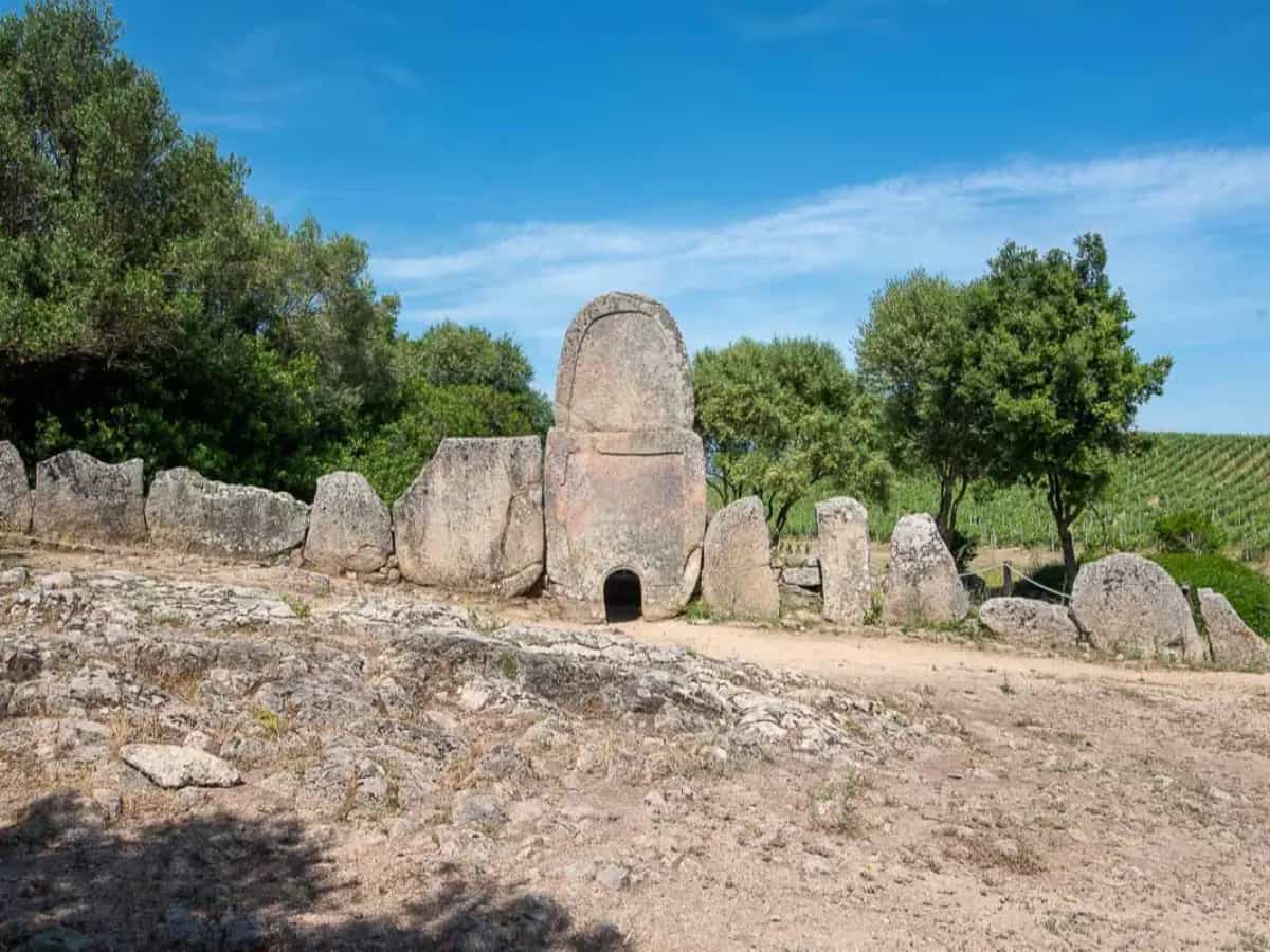 Sardegna: alla scoperta delle tombe dei giganti, tra storia e leggenda