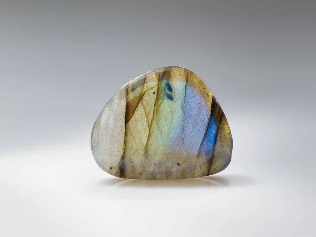 Labradorite: proprietà e significato