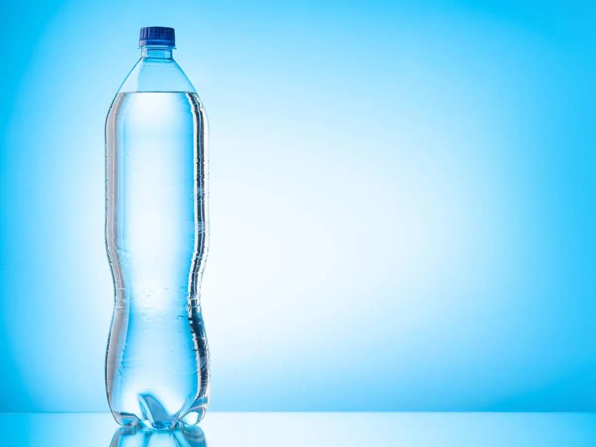 Bevendo acqua in bottiglia potremmo ingerire migliaia di particelle di plastica