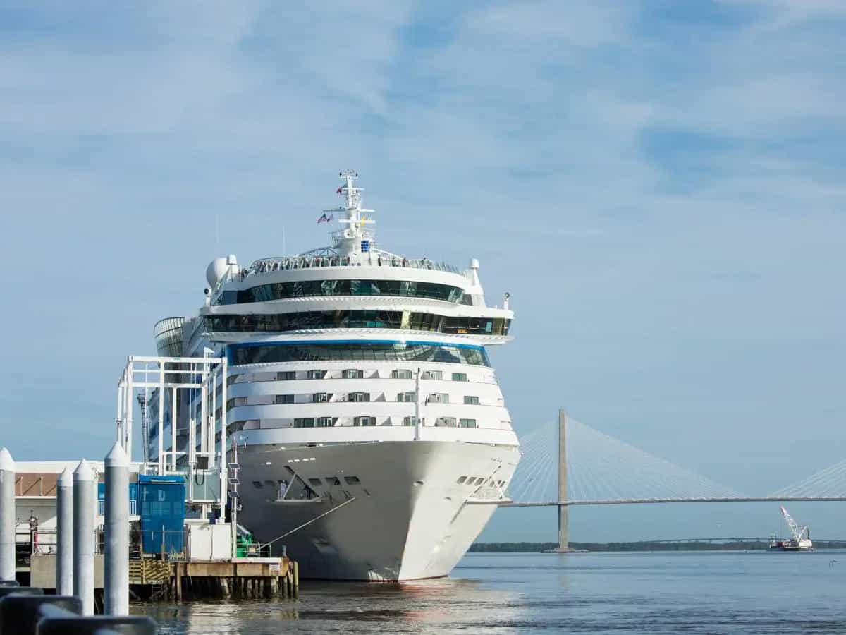 Crociere, navi sempre più grandi per emissioni record