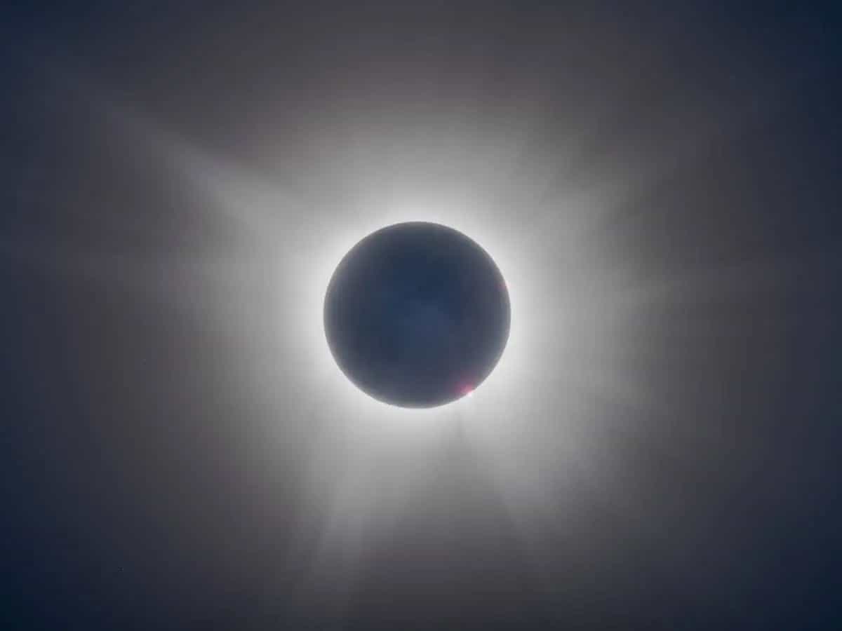Eclissi solare 12 agosto 2026, come guardarla senza rischi