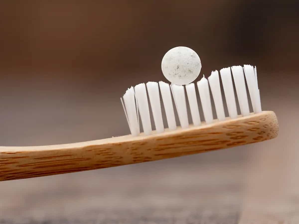 tubetto dentifricio indifferenziata