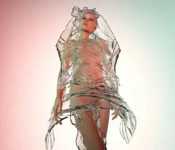 Una designer appena laureata in moda ha creato un abito con un biomateriale composto da un estratto di alghe che si decompone in 24 ore se bagnato con acqua