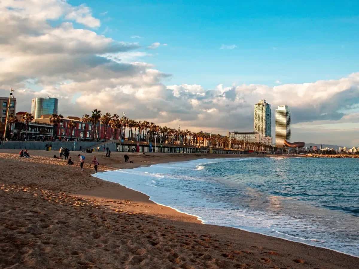 Dopo un positivo periodo di prova, a Barcellona entrerà in vigore il divieto di fumo su tutta la spiaggia