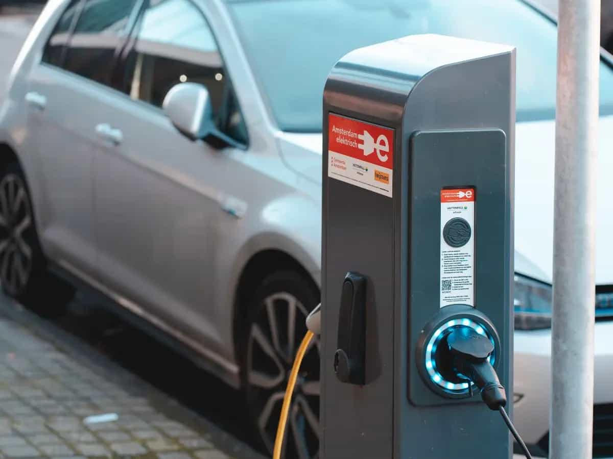 Auto elettriche, scoperto un modo per ricaricarle più velocemente dei telefoni