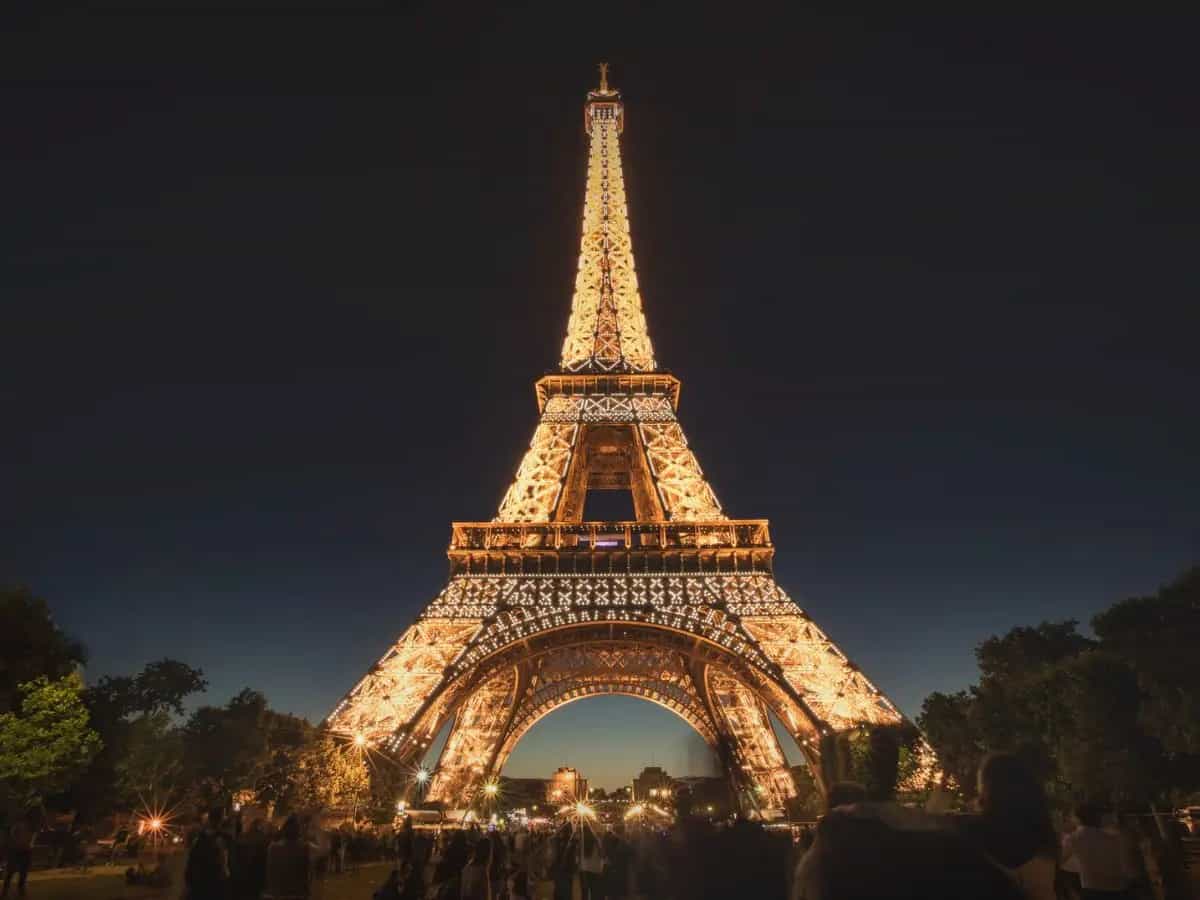 Caro energia, le luci della Tour Eiffel saranno spente prima per risparmiare