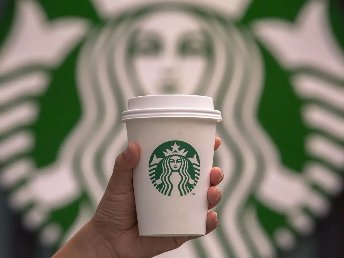 Starbucks cierra 150 cafeterías derrumba en Bolsa