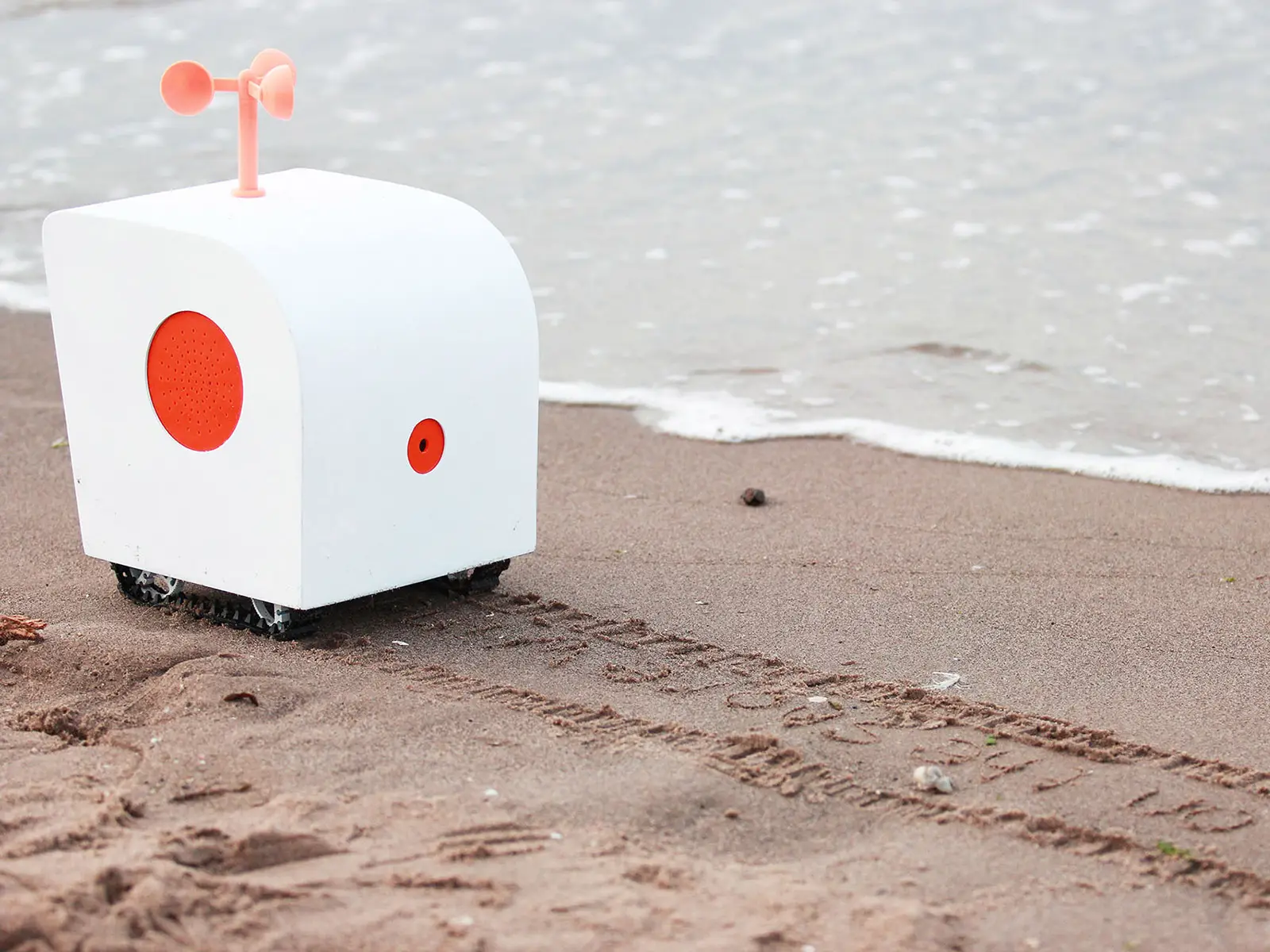 Il robot che compone versi sulla sabbia
