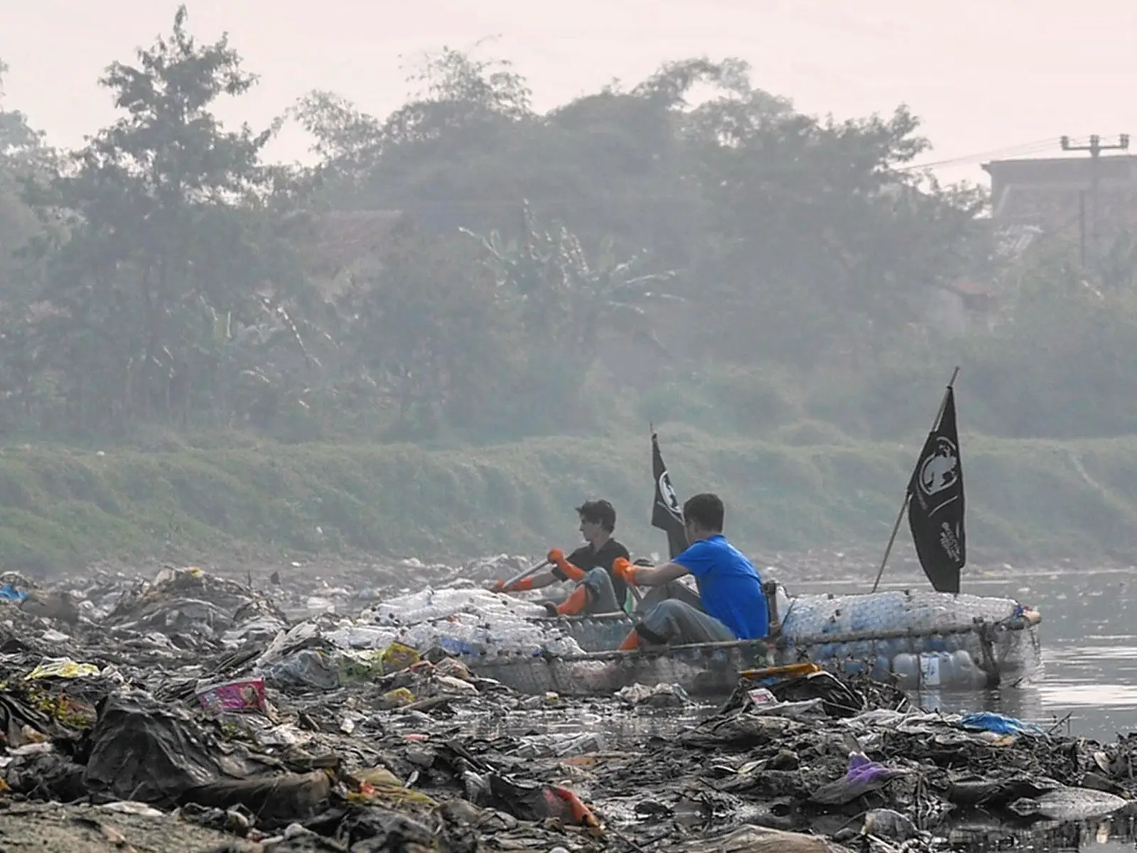 Due fratelli in kayak stanno ripulendo il fiume più inquinato del mondo