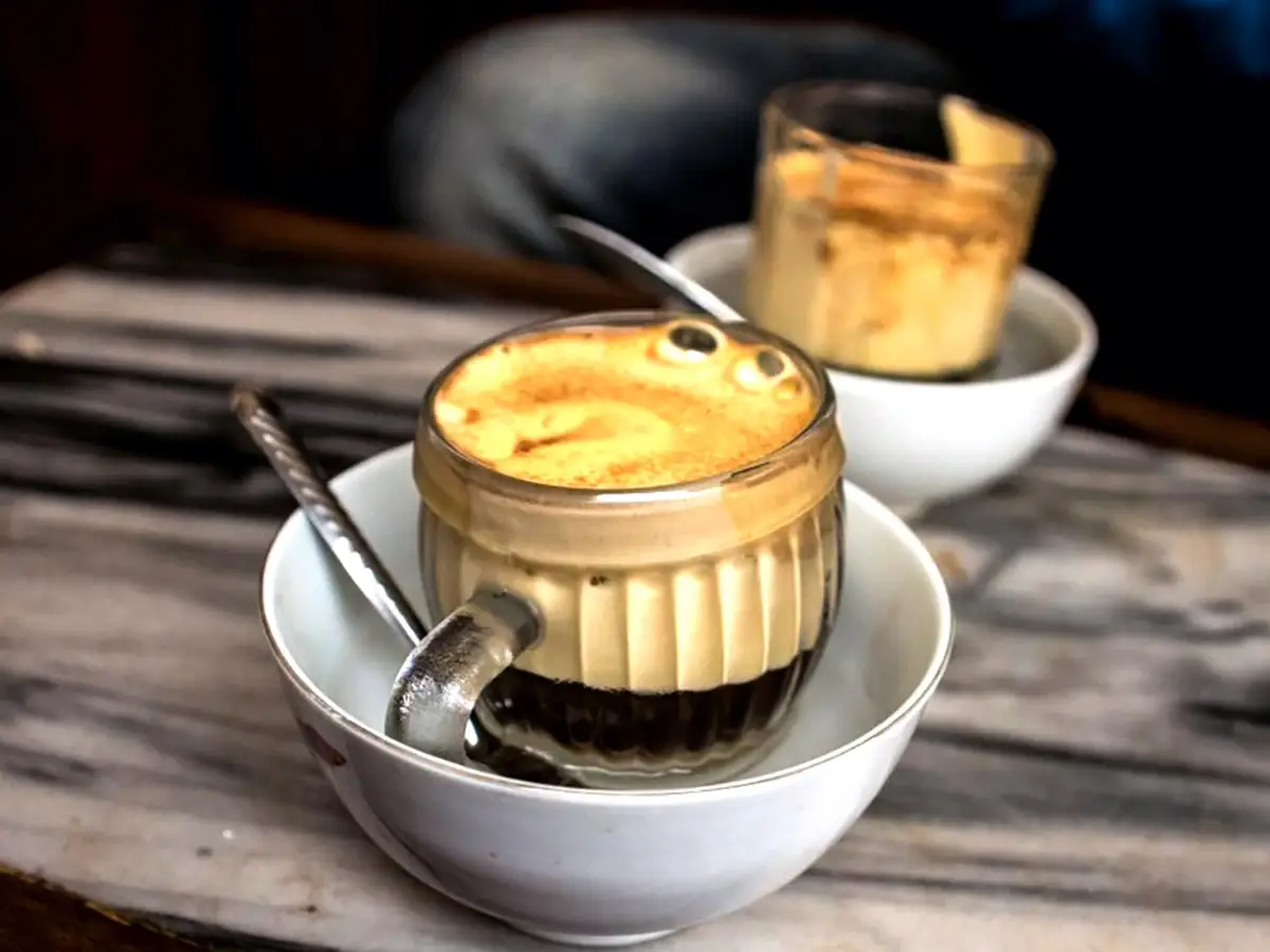 Un uovo nel caffè per il cappuccino alla Vietnamita