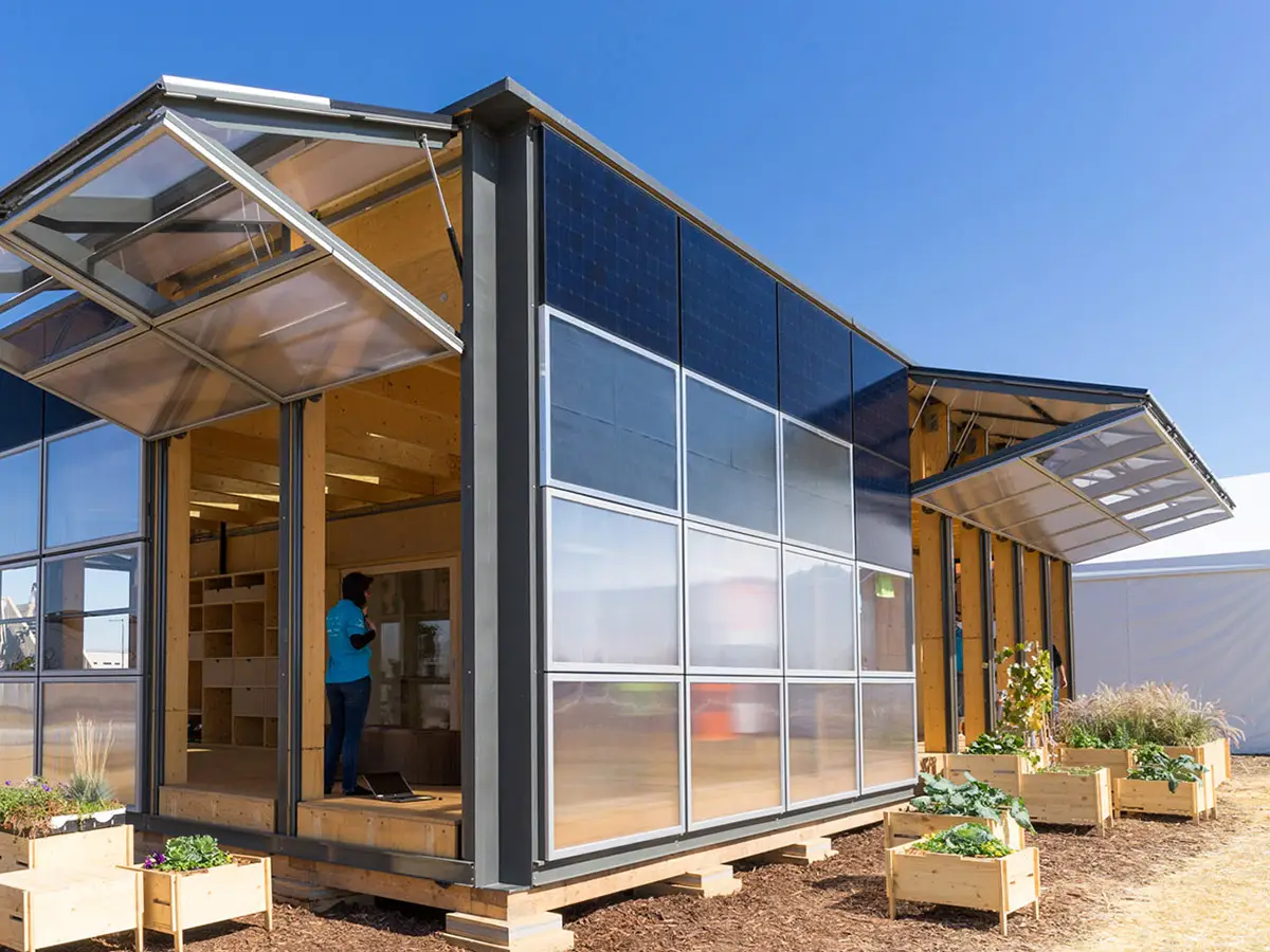Pannelli solari, riciclo dell'acqua e tanto verde verticale: 5 case del futuro