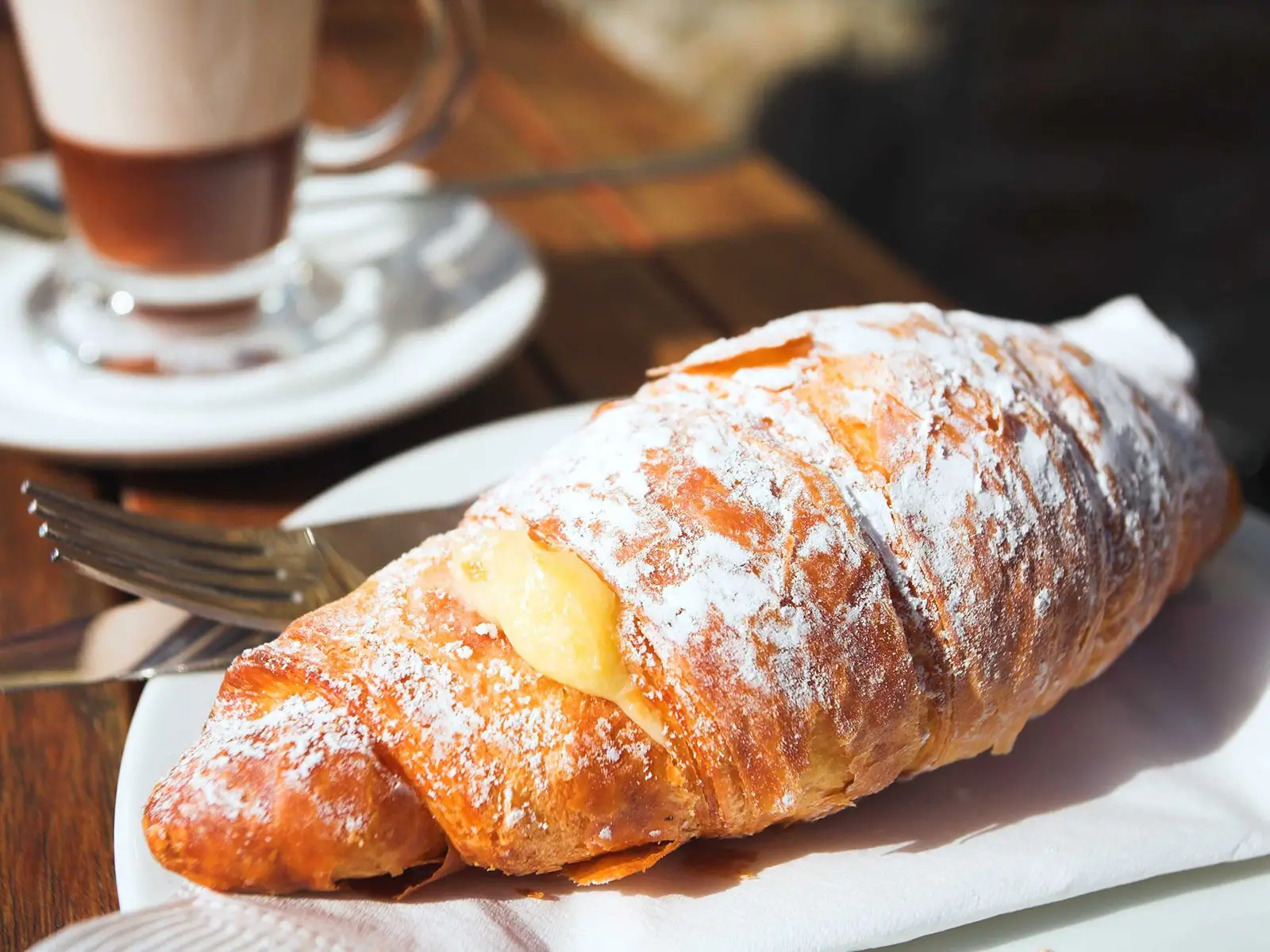 Croissant vs brioche, facciamo chiarezza sulla colazione al bar
